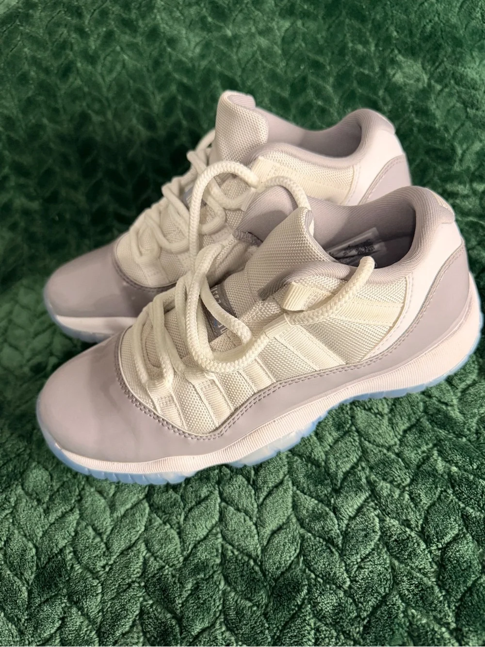 Jordan Low-Top Sneakers in White and Light Gray